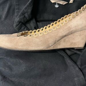 Elegant Tan Wedge Shoes with Gold Accents